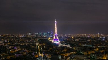 Paris, Fransa - 19 Haziran 2018: Eyfel Kulesi gece timelapse parlak ışıklar. Hızlı hareket. 4k vurdu