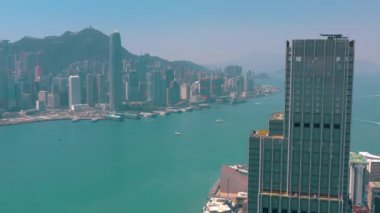 Hong Kong - Mayıs 2018: Victoria 4 k Kowloon bölgesinde taraftan Körfez hava görünümünü. Rıhtımlar üzerinde gökdelenler.