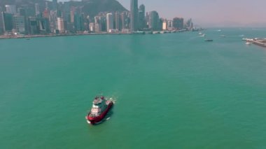 Hong Kong - Mayıs 2018: Victoria 4 k Kowloon bölgesinde taraftan Körfez hava görünümünü. Rıhtımlar üzerinde gökdelenler.