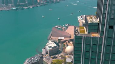 Hong Kong - Mayıs 2018: Victoria 4 k Kowloon bölgesinde taraftan Körfez hava görünümünü. Rıhtımlar üzerinde gökdelenler.