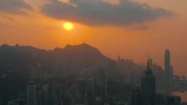 Hong Kong - Mayıs 2018: Victoria Peak, Victoria Harbour, Hong Kong şehir üzerinde bir günbatımı hava görünümünü. Sıkıca gökdelenler inşa.