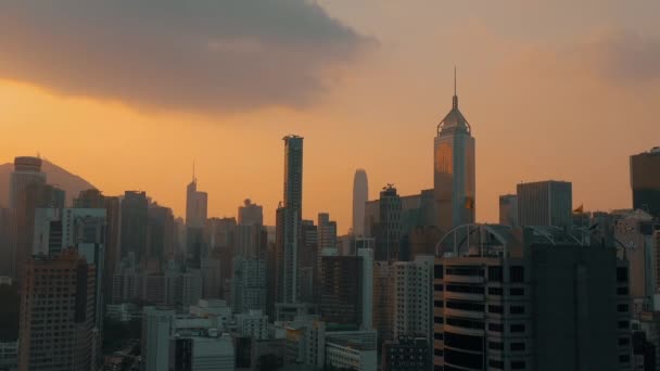 2018年 ビクトリア ピーク ビクトリアハーバー 香港のダウンタウンに沈む夕日の眺め しっかりと高層ビルを建設 — ストック動画
