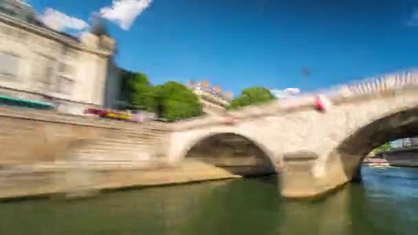 日当たりの良い夏に有名な橋でセーヌ川を航行する船からのパリ フランス 2018 タイムラプス ビュー — ストック動画