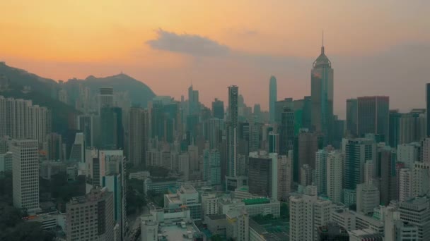 2018年5月 香港市中心维多利亚港维多利亚山顶上空的日落鸟图 坚固的摩天大楼 — 图库视频影像