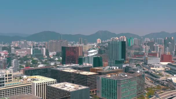 Hong Kong - Mayıs 2018: Victoria 4 k Kowloon bölgesinde taraftan Körfez hava görünümünü. Rıhtımlar üzerinde gökdelenler. — Stok video