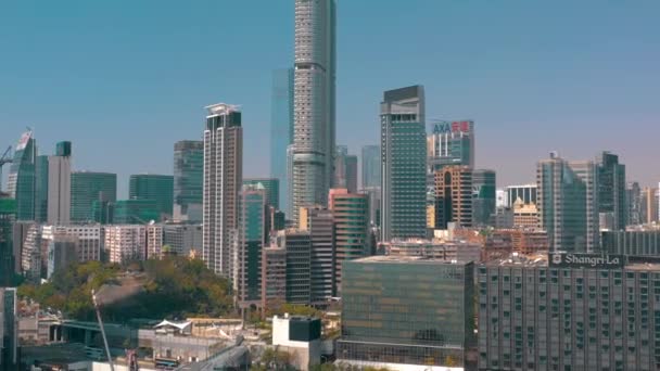 Hong Kong - květen 2018: Letecký pohled na Victoria bay ze strany čtvrti Kowloon ve 4k. Mrakodrapy na nábřeží. — Stock video