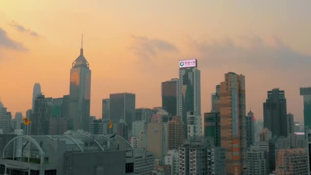 香港 - 2018年 5 月: ビクトリア ピーク、ビクトリアハーバー、香港のダウンタウンに沈む夕日の空撮. — ストック動画