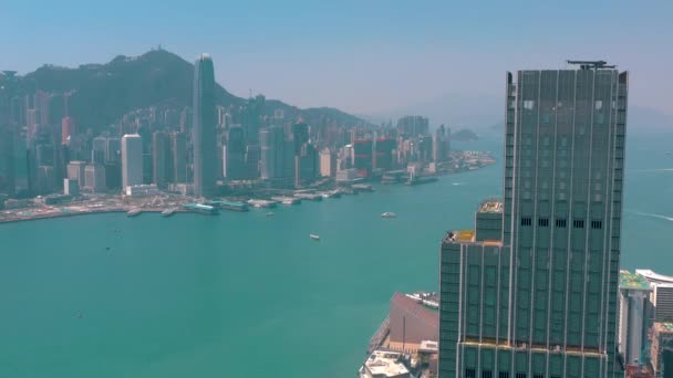 홍콩-5 월 2018: 빅토리아 베이 4 k에서 구 룡 지구 측에서의 공중 전망. 해안가에 고층 빌딩. — 비디오