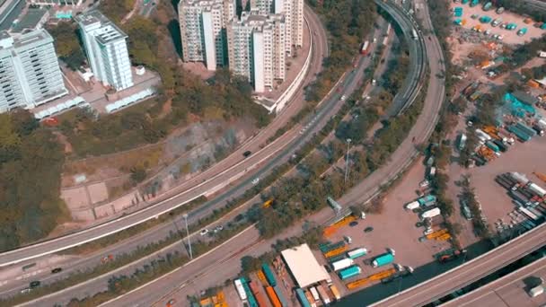 ГОНКОНГ - МАЙ 2018: Вид с воздуха на район вблизи порта. В пригороде Гонконга. Шоссе с интенсивным движением . — стоковое видео