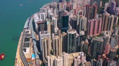 Hong Kong - Mayıs 2018: Victoria Harbour, konut ve iş binalar ve gökdelenler ile şehir merkezinde şehir üzerinde Causeway Bay bölgesinin havadan görünümü.