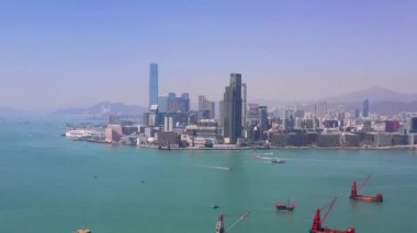 Hong Kong - Mayıs 2018: Victoria Harbour, konut ve iş binalar ve gökdelenler ile şehir merkezinde şehir üzerinde Causeway Bay bölgesinin havadan görünümü.