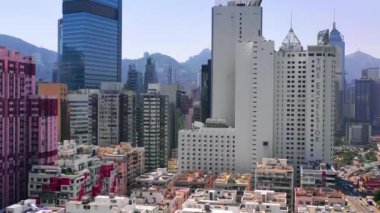 Hong Kong - Mayıs 2018: Victoria Harbour, konut ve iş binalar ve gökdelenler ile şehir merkezinde şehir üzerinde Causeway Bay bölgesinin havadan görünümü.