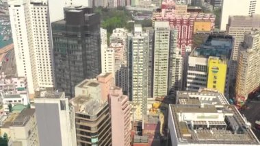 Hong Kong - Mayıs 2018: Havadan görünümü Causeway Bay bölgesinin şehir şehir merkezindeki konut ve iş binalar ve gökdelenler, yüksek yoğunluklu geliştirme, Robot 4k atış