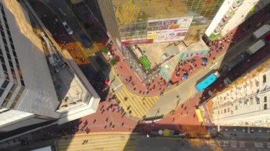 Hong Kong - Mayıs 2018: Havadan görünümü Causeway Bay bölgesinin şehir şehir merkezindeki konut ve iş binalar ve gökdelenler, yüksek yoğunluklu geliştirme, Robot 4k atış