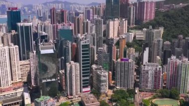 Hong Kong - Mayıs 2018: Victoria Harbour, konut ve iş binalar ve gökdelenler ile şehir merkezinde şehir üzerinde Causeway Bay bölgesinin havadan görünümü.