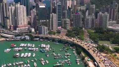 Hong Kong - Mayıs 2018: Victoria Harbour, konut ve iş binalar ve gökdelenler ile şehir merkezinde şehir üzerinde Causeway Bay bölgesinin havadan görünümü.