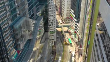 Hong Kong - Mayıs 2018: Havadan görünümü Causeway Bay bölgesinin şehir şehir merkezindeki konut ve iş binalar ve gökdelenler, yüksek yoğunluklu geliştirme, Robot 4k atış