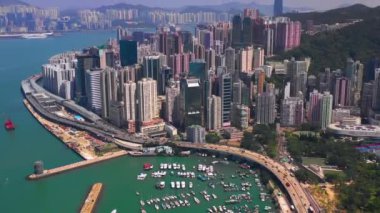 Hong Kong - Mayıs 2018: Victoria Harbour, konut ve iş binalar ve gökdelenler ile şehir merkezinde şehir üzerinde Causeway Bay bölgesinin havadan görünümü.
