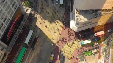 Hong Kong - Mayıs 2018: Havadan görünümü Causeway Bay bölgesinin şehir şehir merkezindeki konut ve iş binalar ve gökdelenler, yüksek yoğunluklu geliştirme, Robot 4k atış