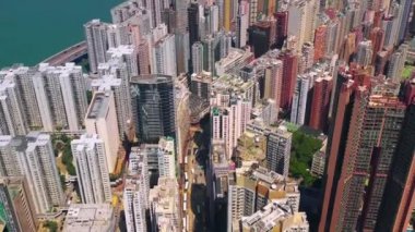 Hong Kong - Mayıs 2018: Victoria Harbour, konut ve iş binalar ve gökdelenler ile şehir merkezinde şehir üzerinde Causeway Bay bölgesinin havadan görünümü.