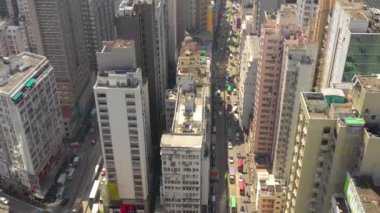 Hong Kong - Mayıs 2018: Havadan görünümü Causeway Bay bölgesinin şehir şehir merkezindeki konut ve iş binalar ve gökdelenler, yüksek yoğunluklu geliştirme, Robot 4k atış