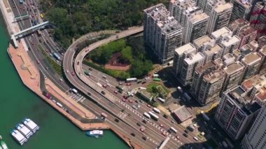Hong Kong - Mayıs 2018: Victoria Harbour, konut ve iş binalar ve gökdelenler ile şehir merkezinde şehir üzerinde Causeway Bay bölgesinin havadan görünümü.
