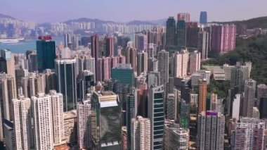 Hong Kong - Mayıs 2018: Victoria Harbour, konut ve iş binalar ve gökdelenler ile şehir merkezinde şehir üzerinde Causeway Bay bölgesinin havadan görünümü.