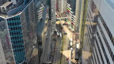 Hong Kong - Mayıs 2018: Havadan görünümü Causeway Bay bölgesinin şehir şehir merkezindeki konut ve iş binalar ve gökdelenler, yüksek yoğunluklu geliştirme, Robot 4k atış