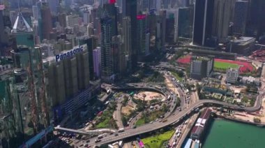 Hong Kong - Mayıs 2018: Victoria Harbour, konut ve iş binalar ve gökdelenler ile şehir merkezinde şehir üzerinde Causeway Bay bölgesinin havadan görünümü.