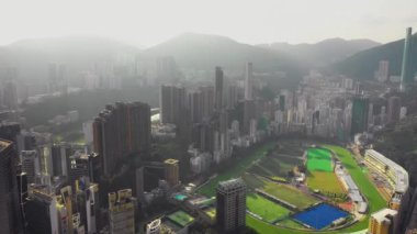 Hong Kong - Mayıs 2018: Havadan görünümü Causeway Bay bölge, şehir şehir merkezinde ile konut ve Ofis binalar ve gökdelenler, yüksek yoğunluklu geliştirme, dron 4 k'dan fazla vurdu 