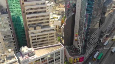Hong Kong - Mayıs 2018: Havadan görünümü Causeway Bay bölgesinin şehir şehir merkezindeki konut ve iş binalar ve gökdelenler, yüksek yoğunluklu geliştirme, Robot 4k atış