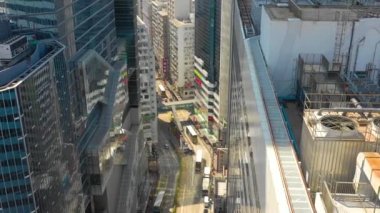 Hong Kong - Mayıs 2018: Havadan görünümü Causeway Bay bölgesinin şehir şehir merkezindeki konut ve iş binalar ve gökdelenler, yüksek yoğunluklu geliştirme, Robot 4k atış