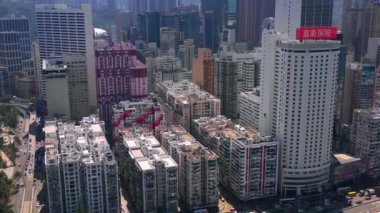 Hong Kong - Mayıs 2018: Victoria Harbour, konut ve iş binalar ve gökdelenler ile şehir merkezinde şehir üzerinde Causeway Bay bölgesinin havadan görünümü.