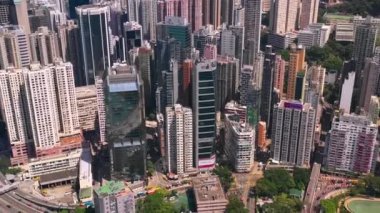 Hong Kong - Mayıs 2018: Victoria Harbour, konut ve iş binalar ve gökdelenler ile şehir merkezinde şehir üzerinde Causeway Bay bölgesinin havadan görünümü.