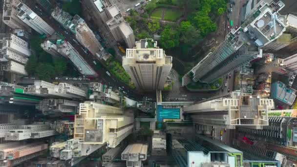 Гонконг - 2018 травня: Погляд вниз пташиного польоту Козвей Бей район, житлових та офісних будівель і хмарочосів. — стокове відео