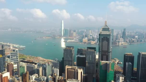 HONG KONG - MAIO 2018: Vista aérea do distrito de Causeway Bay, edifícios residenciais e de escritórios e arranha-céus . — Vídeo de Stock