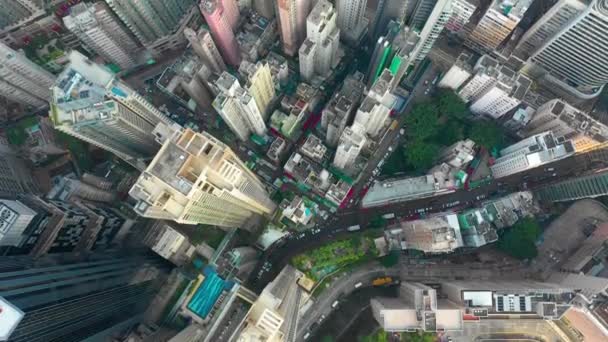 Hong Kong - mei 2018: Look-down luchtfoto van Causeway Bay district, woon en kantoorgebouwen en wolkenkrabbers. — Stockvideo