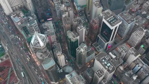 HONG KONG - MAYO 2018: Vista aérea hacia abajo del distrito de Causeway Bay, edificios residenciales y de oficinas y rascacielos . — Vídeos de Stock