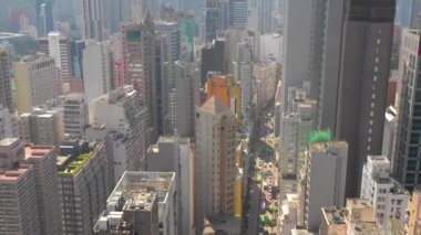 Hong Kong - Mayıs 2018: Havadan görünümü Causeway Bay bölgesinin şehir şehir merkezindeki konut ve iş binalar ve gökdelenler, yüksek yoğunluklu geliştirme, Robot 4k atış