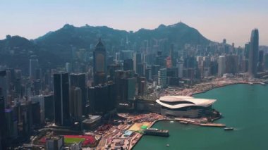Hong Kong - Mayıs 2018: Victoria Harbour, konut ve iş binalar ve gökdelenler ile şehir merkezinde şehir üzerinde Causeway Bay bölgesinin havadan görünümü.
