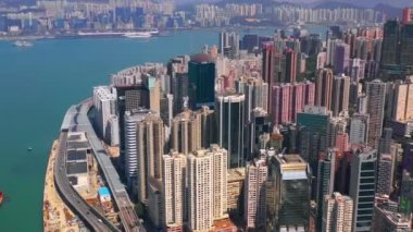 Hong Kong - Mayıs 2018: Victoria Harbour, konut ve iş binalar ve gökdelenler ile şehir merkezinde şehir üzerinde Causeway Bay bölgesinin havadan görünümü.
