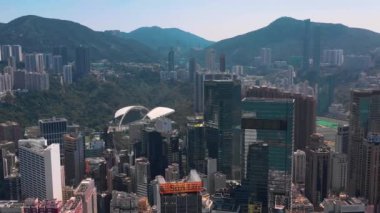 Hong Kong - Mayıs 2018: Victoria Harbour, konut ve iş binalar ve gökdelenler ile şehir merkezinde şehir üzerinde Causeway Bay bölgesinin havadan görünümü.