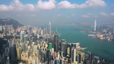 Hong Kong - Mayıs 2018: Havadan görünümü ve Victoria Limanı ', konut ve ofis binaları gökdelenler. 4 k'dan fazla vurdu casus uçak