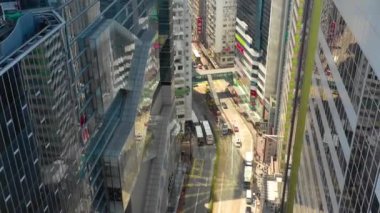 Hong Kong - Mayıs 2018: Havadan görünümü Causeway Bay bölgesinin şehir şehir merkezindeki konut ve iş binalar ve gökdelenler, yüksek yoğunluklu geliştirme, Robot 4k atış