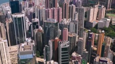 Hong Kong - Mayıs 2018: Victoria Harbour, konut ve iş binalar ve gökdelenler ile şehir merkezinde şehir üzerinde Causeway Bay bölgesinin havadan görünümü.