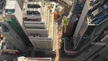 Hong Kong - Mayıs 2018: Havadan görünümü Causeway Bay bölgesinin şehir şehir merkezindeki konut ve iş binalar ve gökdelenler, yüksek yoğunluklu geliştirme, Robot 4k atış