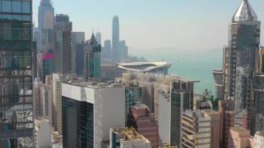 Hong Kong - Mayıs 2018: Havadan görünümü Causeway Bay bölgesinin şehir şehir merkezindeki konut ve iş binalar ve gökdelenler, yüksek yoğunluklu geliştirme, Robot 4k atış