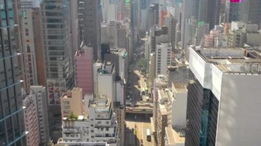 Hong Kong - Mayıs 2018: Havadan görünümü Causeway Bay bölgesinin şehir şehir merkezindeki konut ve iş binalar ve gökdelenler, yüksek yoğunluklu geliştirme, Robot 4k atış