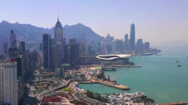 Hong Kong - Mayıs 2018: Victoria Harbour, konut ve iş binalar ve gökdelenler ile şehir merkezinde şehir üzerinde Causeway Bay bölgesinin havadan görünümü. 