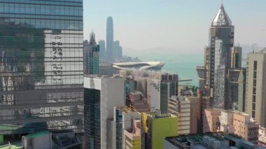 Hong Kong - Mayıs 2018: Havadan görünümü Causeway Bay bölgesinin şehir şehir merkezindeki konut ve iş binalar ve gökdelenler, yüksek yoğunluklu geliştirme, Robot 4k atış